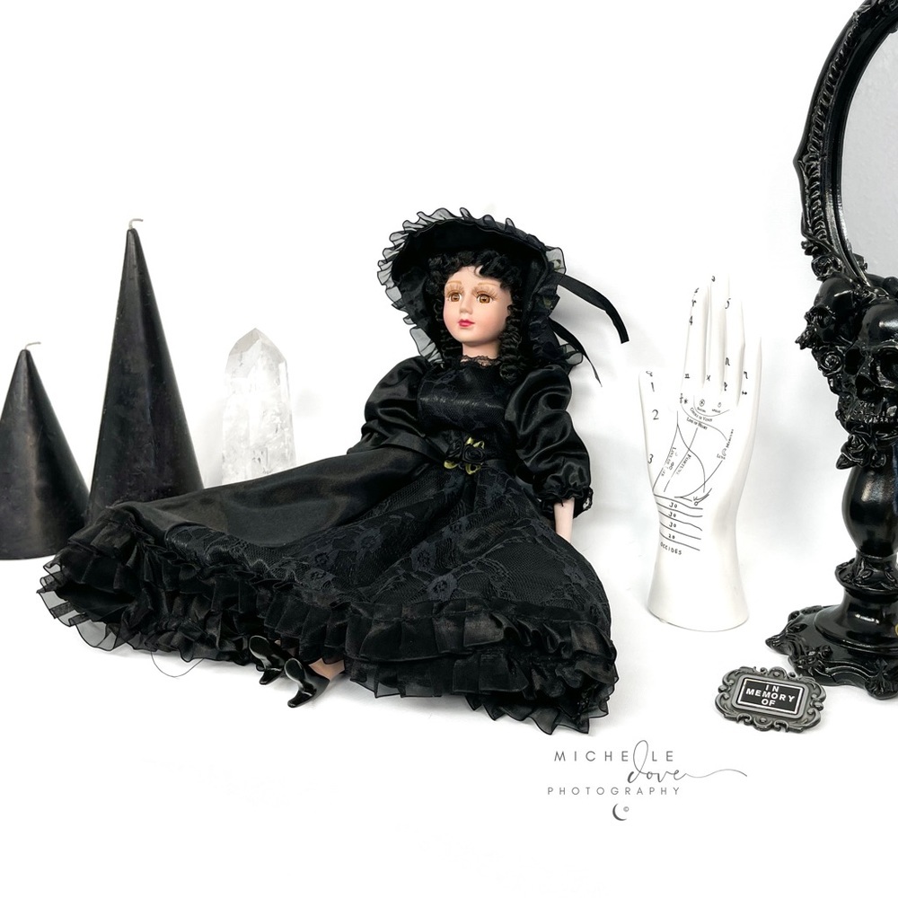 Widow Darkness Come Play With Us Doll Purse - Picture 5 of 5
